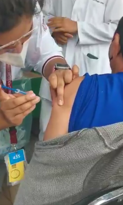 Enfermera de CDMX finge aplicar vacuna contra Covid con jeringa vacía; dicen que fue por error