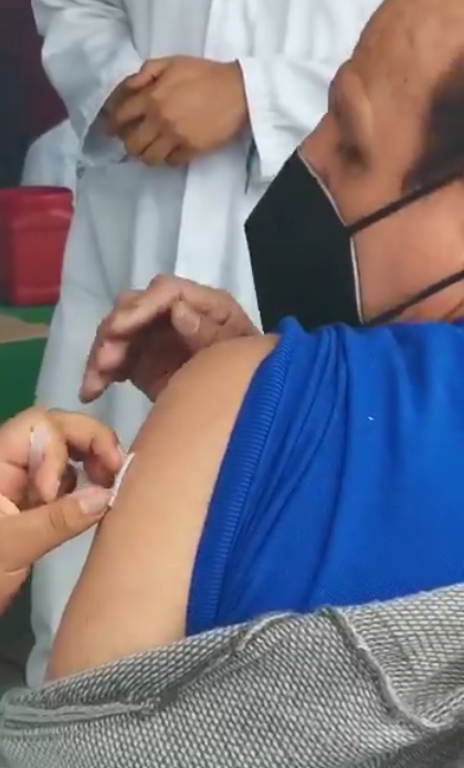 Enfermera de CDMX finge aplicar vacuna contra Covid con jeringa vacía; dicen que fue por error