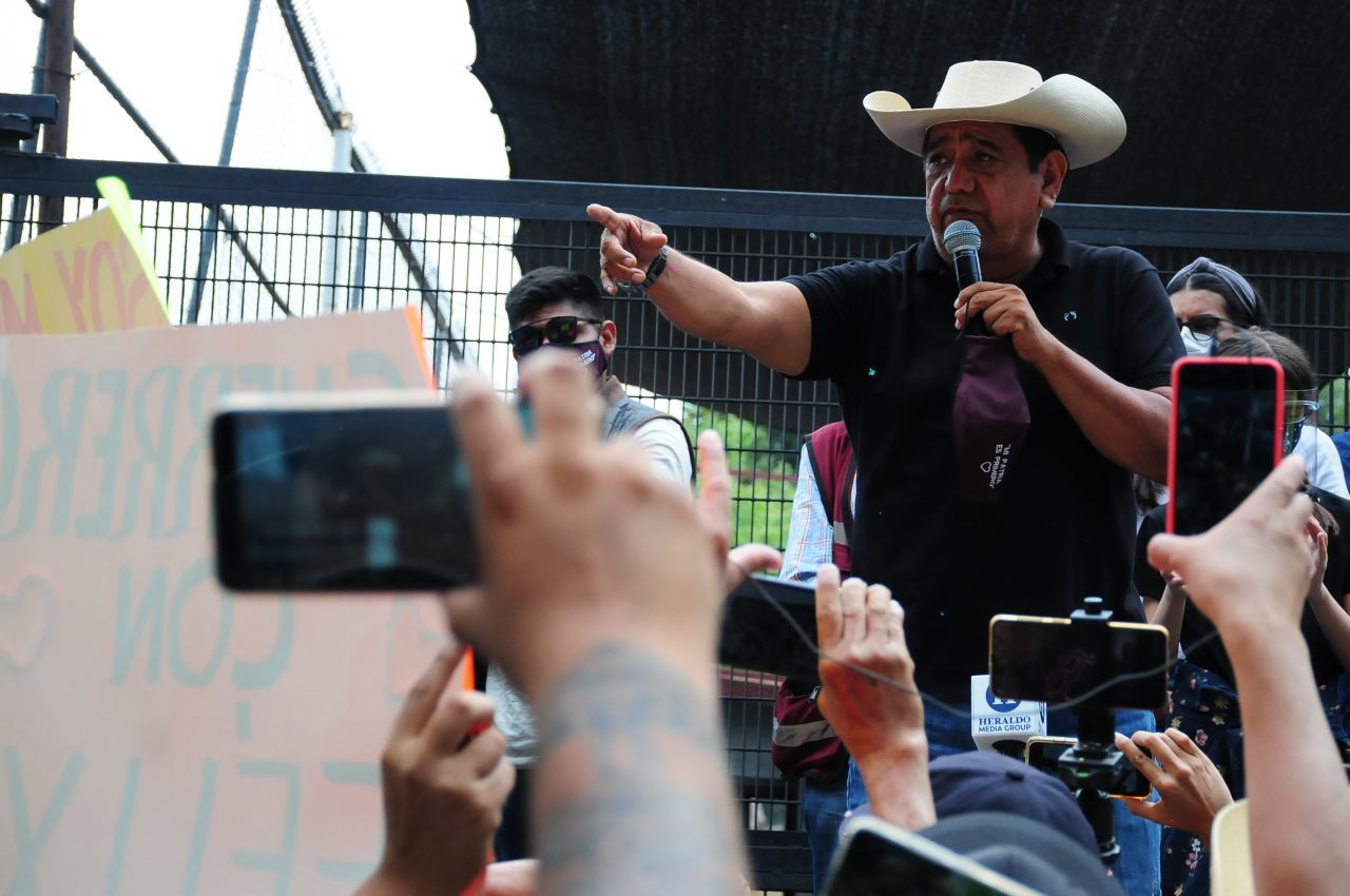 CIUDAD DE MÉXICO, 11ABRIL2021.- La caravana en apoyo de Félix Salgado Macedonio, candidato de Morena para la gubernatura de Guerrero, arribó al Instituto Nacional Electoral (INE) pasadas las 4 de la tarde. Abordo de una combi y acompañado de más de 50 automóviles que salieron del municipio de Iguala durante la mañana de este domingo, Salgado Macedonio llegó a las instalaciones del INE y realizó un mitin con sus seguidores, donde afirmó que en caso de que el instituto no le devuelva la candidatura, las elecciones del próximo 6 de junio no se llevarán a cabo en ese Estado. Posteriormente se trasladó al campamento en donde esperará la resolución de los consejeros durante la sesión de mañana.
