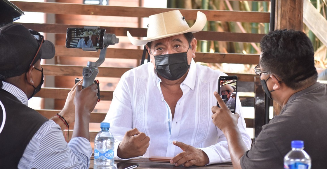 CIUDAD DE MÉXICO, 26ABRIL2021.- El senador con licencia, Félix Salgado Macedonio compareció durante unos 40 minutos en una audiencia privada ante los siete magistrados de la sala Superior del Tribunal Electoral del Judicial de la Federación (TEPJF) para exponer sus argumentos jurídicos del porqué deben de restituirle la candidatura a gobernador por Morena. Salgado Macedonio se dijo listo para el veredicto que emitan este martes los magistrados sobre la cancelación de su candidatura a gobernador en Guerrero y reiteró que los consejeros del INE cometieron un "artero atraco" al ordenar retirarle su derecho de ser candidato. Félix Salgado dijo lo anterior en esta capital, donde explicó que había solicitado su derecho de audiencia a los magistrados de la Sala Superior del TEPJF "y fui recibido en audiencia de manera virtual para hacer llegar mis alegatos del porqué se debe actuar apegados a derecho y regresar la candidatura a gobernador, no puedo hablar más porque no estoy autorizado, sin embargo, deseo informar a la población que ya hice mi comparecencia", señaló. El ex alcalde de Acapulco, informó que en la audiencia privada que le dieron los magistrados de manera virtual, "me recibieron, expuse alrededor de 40 minutos, expuse mis argumentos y ellos analizarán, se cerró la sesión y mañana van a resolver". Considero que le hayan recibido sus alegatos y consideraciones de su impugnación que interpuso en un Juicio de protección de Derechos Político Electorales del Ciudadano (JDC) "es una señal, me recibieron la impugnación y en esta segunda ocasión me dieron mi derecho de audiencia".