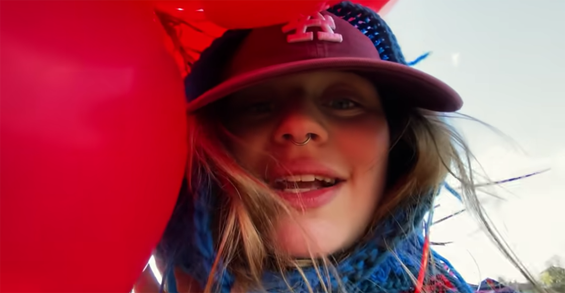 Girl in Red se divierte como niña en el video casero de "Serotonin"