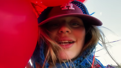 Girl in Red se divierte como niña en el video casero de "Serotonin"