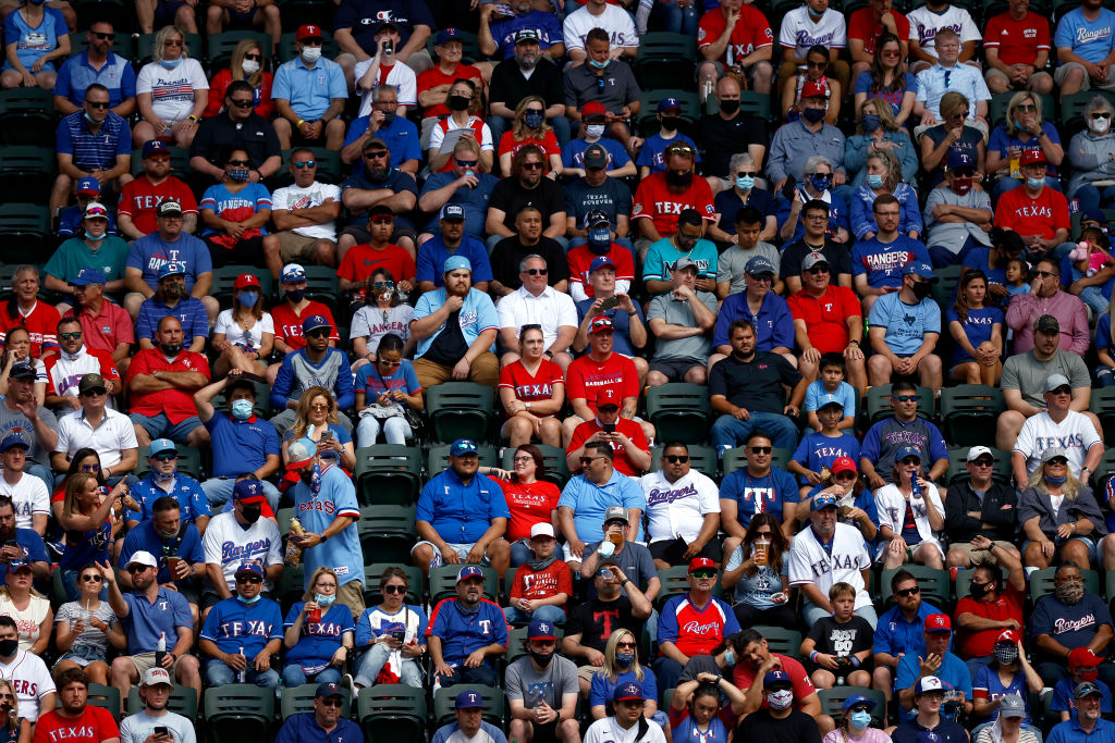 En imágenes: Los Texas Rangers se presentaron en un Globe Life Field lleno y sin distanciamiento social