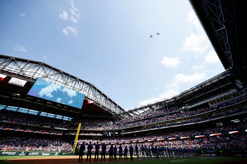 En imágenes: Los Texas Rangers se presentaron en un Globe Life Field lleno y sin distanciamiento social