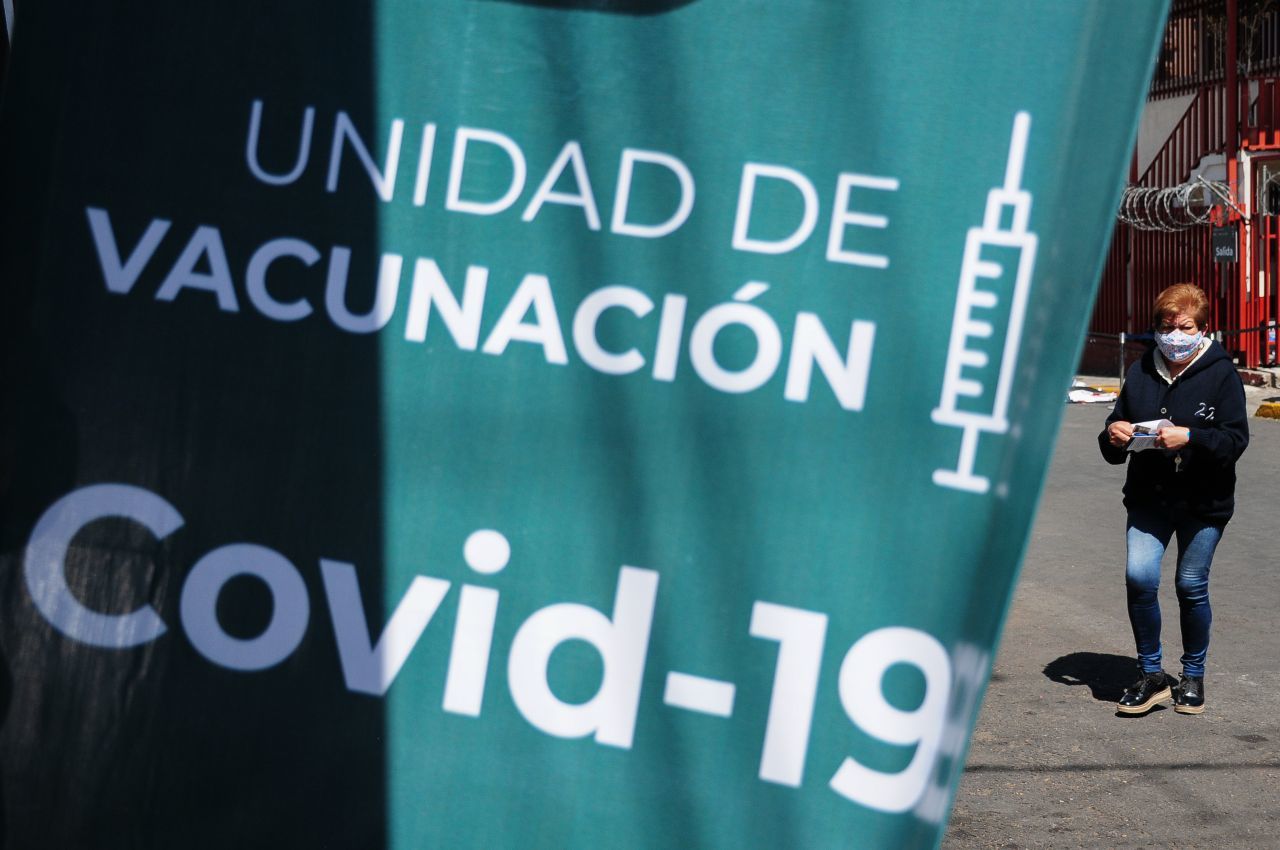 IMSS separa de su cargo (temporalmente) a director de Hospital que habría vacunado contra Covid a su hijo