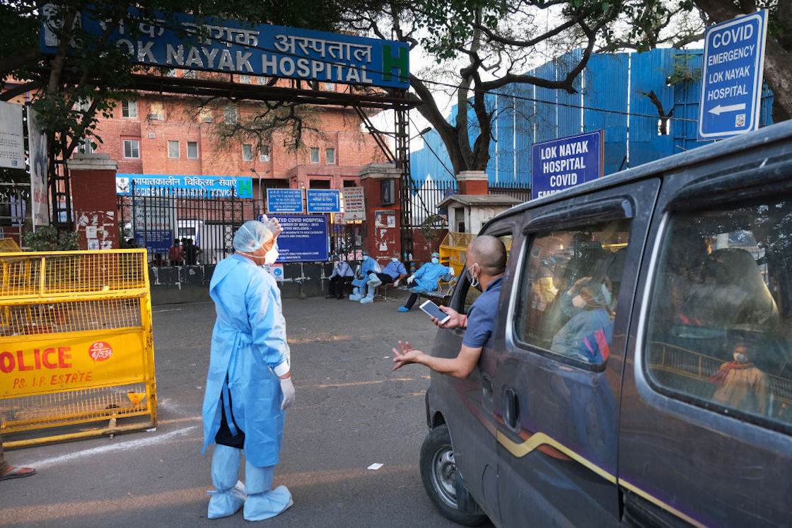 india-hospitales-colapso-covid "Trabajadores de la salud rechazan un vehículo en la entrada principal del Hospital Lok Nayayak Jaiprakash en Nueva Delhi, India, el domingo 25 de abril de 2021".