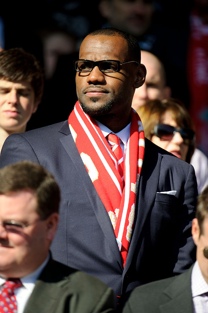 LeBron James en Anfield en un juego del Liverpool