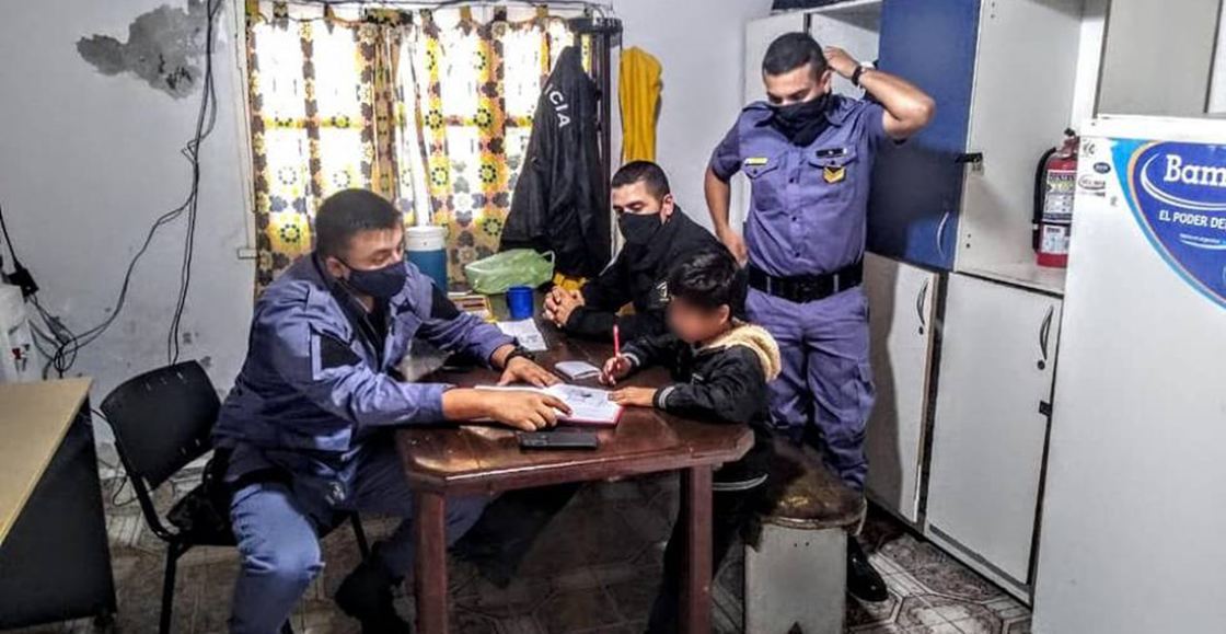 Mamá pide ayuda a la policía porque su hijo no quería hacer la tarea