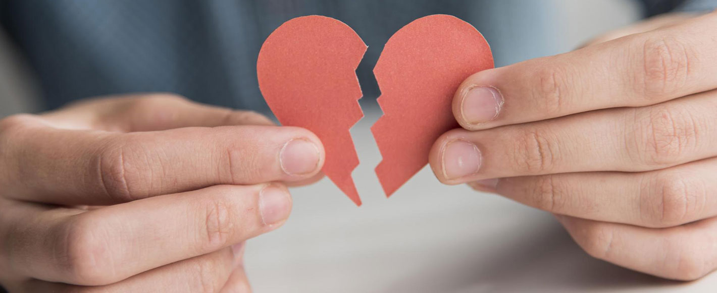 manos-sosteniendo-corazón-de-papel