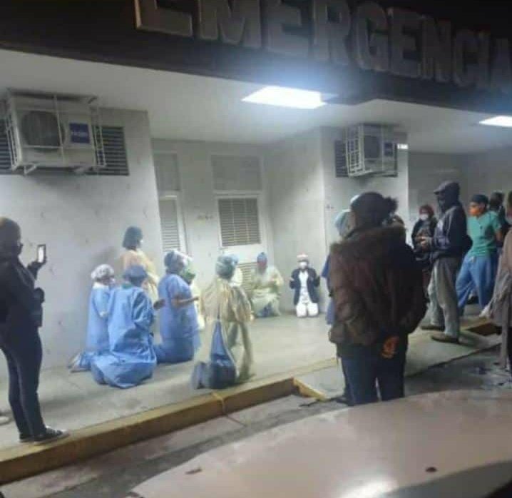Médicos rezan por pacientes de un hospital saturado por Covid-19