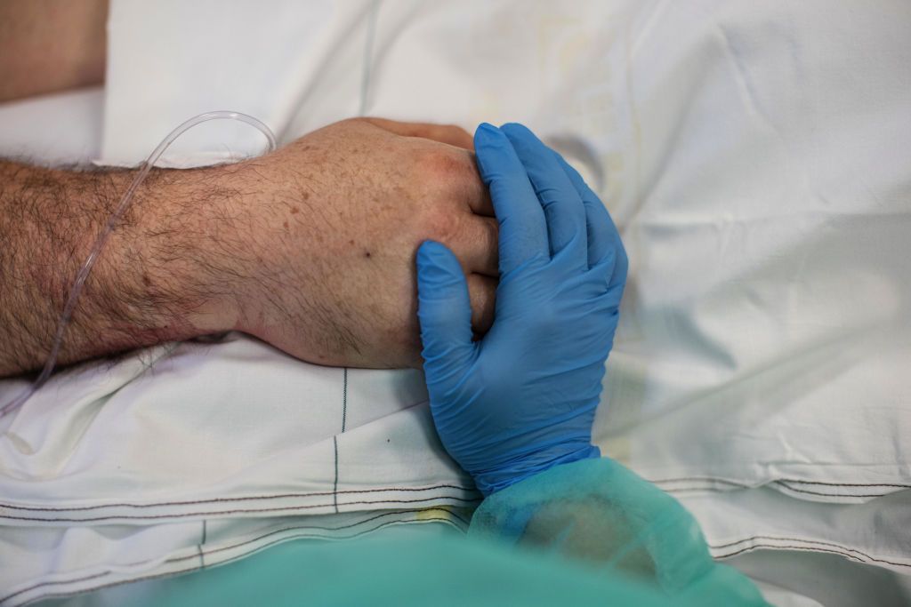 Médicos rezan por pacientes de un hospital saturado por Covid-19