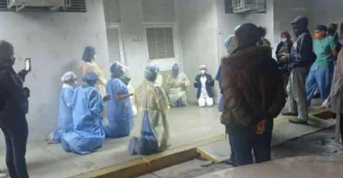 Médicos rezan por pacientes de un hospital saturado por Covid-19