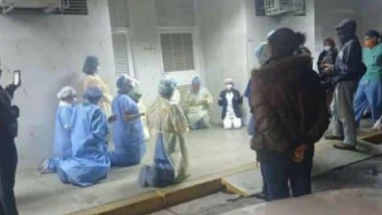 Médicos rezan por pacientes de un hospital saturado por Covid-19