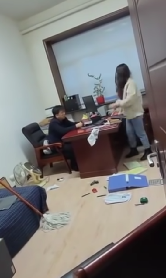 Mujer golpea con un trapeador a su jefe por presunto acoso sexual