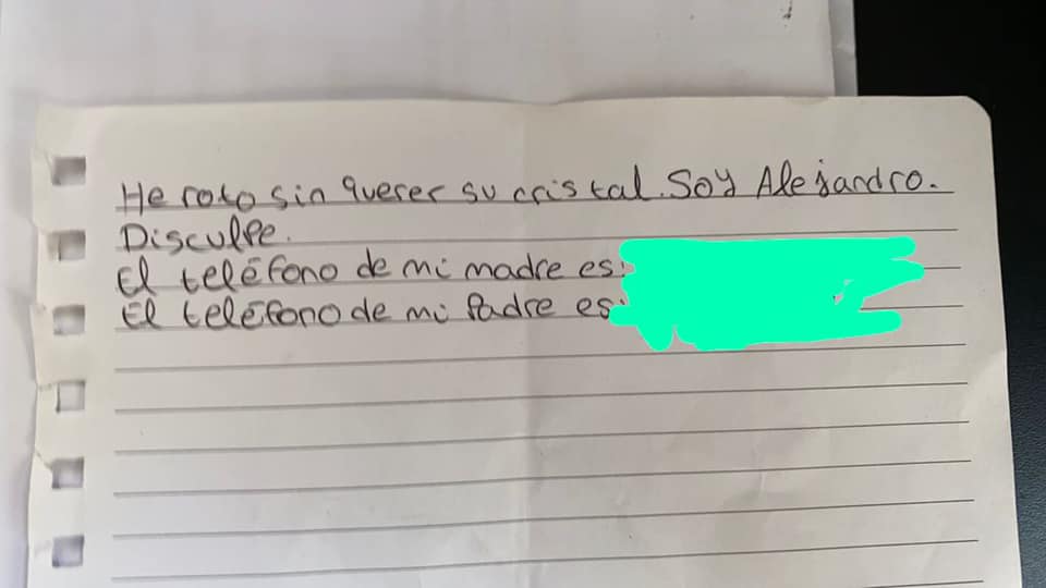 Un niño dejó una nota pidiendo disculpas en el auto al que le rompió un vidrio