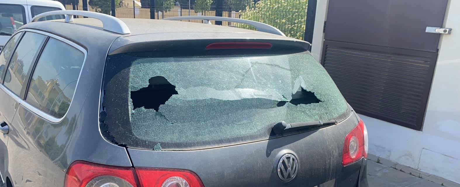 Un niño dejó una nota pidiendo disculpas en el auto al que le rompió un vidrio