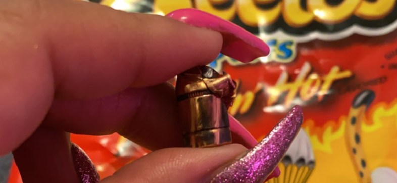 Un niño de seis años de EU encontró una bala en su bolsa de Cheetos