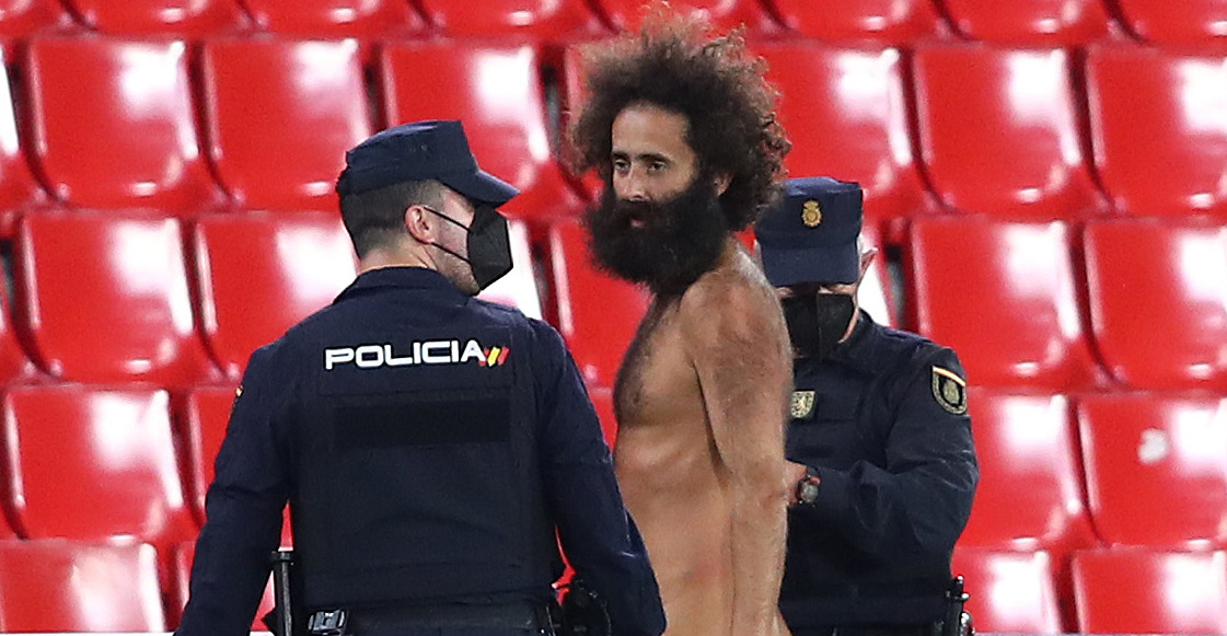 ¿Quién es Olmo García, el espontáneo desnudo que irrumpió en el Granada-Manchester United?