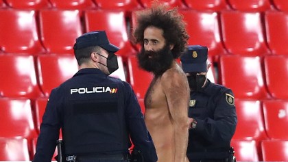 ¿Quién es Olmo García, el espontáneo desnudo que irrumpió en el Granada-Manchester United?