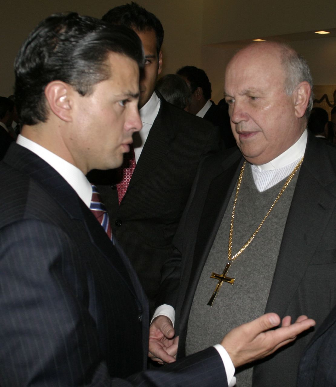 HUIXQUILUCAN, EDOMEX, 17ENERO2008.- Enrique Peña Nieto, Gobernador del Estado de México y Onesimo Cepeda, Obispo de Ecatepec, durante la celebración del cumpleaños de Antonio Chedrahui.