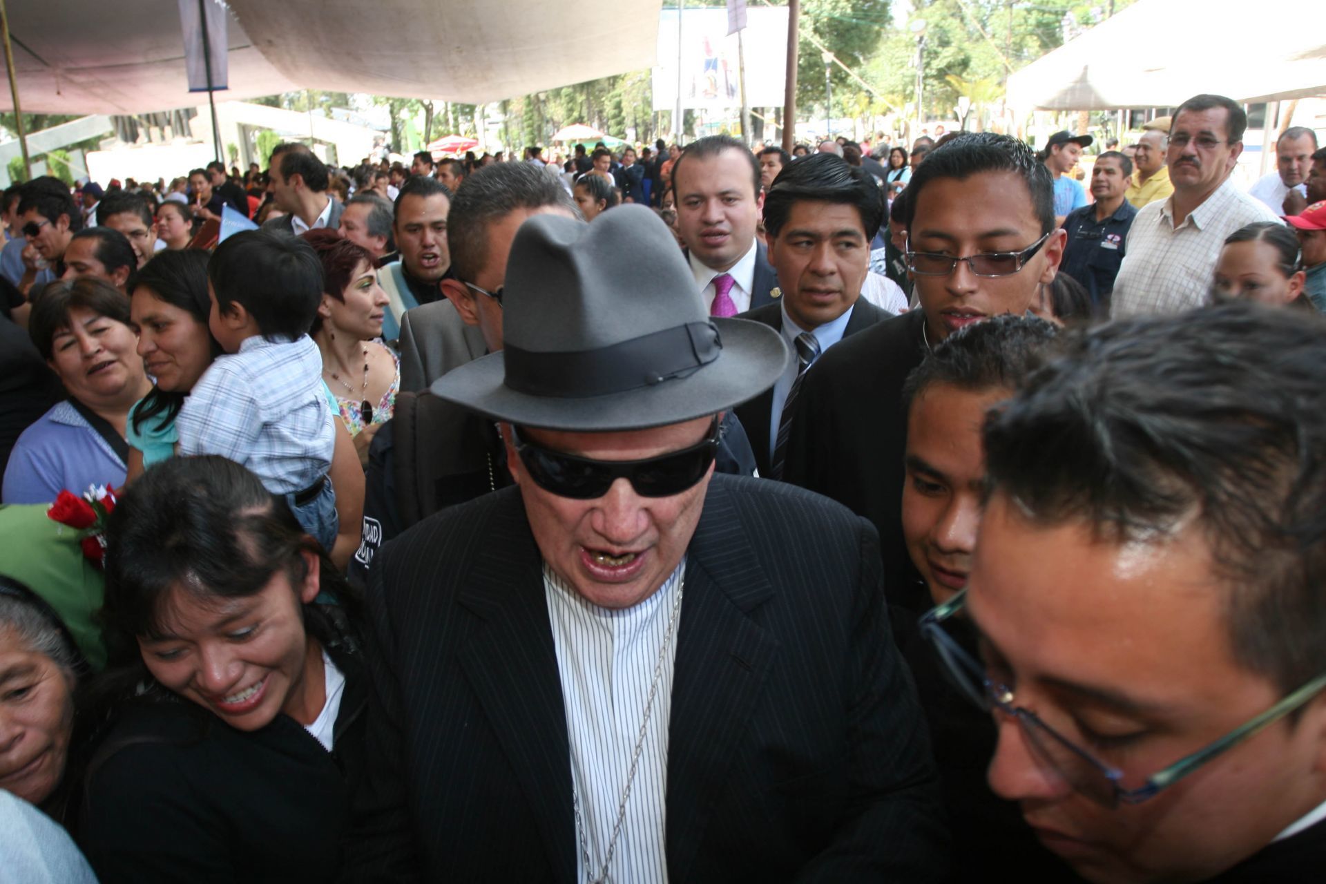 SAN CRISTOBAL ECATEPEC, ESTADO DE MÉXICO 18MAYO2012.- Onésimo Cepeda Silva primer Obispo de la diócesis de Ecatepec cumplió 75 años, edad obligatoria para jubilarse, por lo que su renuncia fué presentada por él y aceptada por Benedicto XVI. Hoy ofició su última misa como Obispo en funciones de la diócesis creada en 1995, con sede en la Catedral de Ecatepec, donde fue ovacionado por sus feligreses, algunos funcionarios locales y sacerdotes. Onésimo Cepeda es conocido por sus controvertidas declaraciones a favor de sus amistades políticas y con poder económico. Cepeda Silva anunció que viajará a Italia por lo menos ahora para descansar. Hoy sus fieles le organizaron una comida en su honor en la explanada municipal de Ecatepec. Al acto tambien asistieron seminaristas y monjas de diversas diócesis.