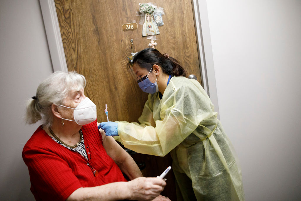 Pfizer cree que podría ser necesario aplicar una tercera dosis de su vacuna contra Covid-19