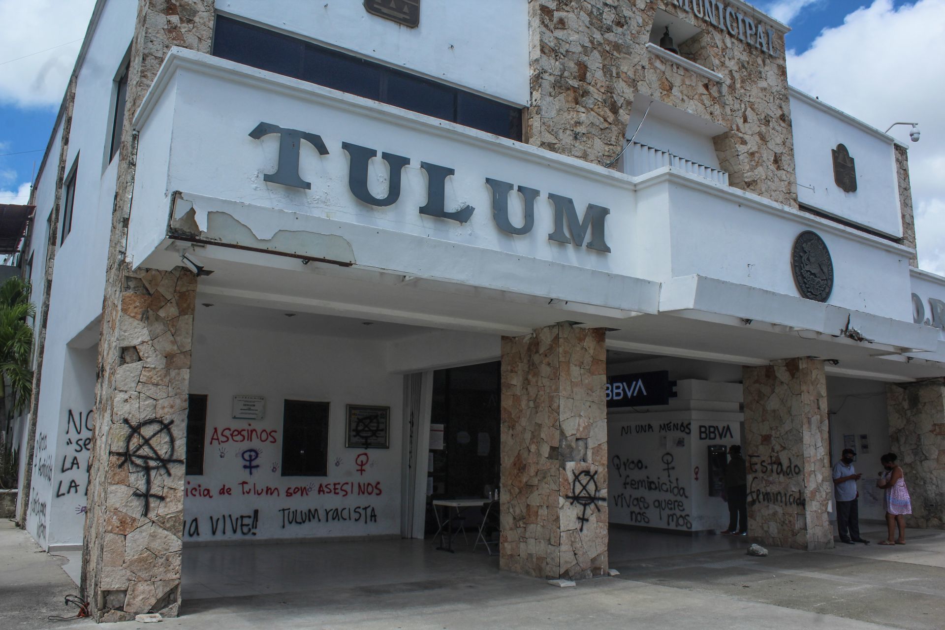 TULUM, QUINTANA ROO, 31MARZO2021.- La Fiscalía General del Estado de QuintanaRoo informó que la audiencia de imputación de los 4 ex policías de Tulum por el delito de feminicidio, se llevó a cabo este martes. Sin embargo, los detenidos se acogieron a la ampliación del término constitucional que se vence el próximo sábado, mientras tanto, permanecerán bajo la medida cautelar de prisión preventiva.