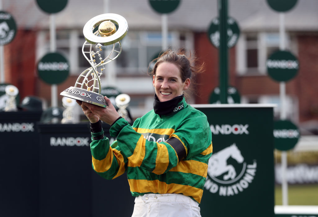 ¿Quién es Rachael Blackmore, primera mujer campeona de la carrera ecuestre más importante del Reino Unido?