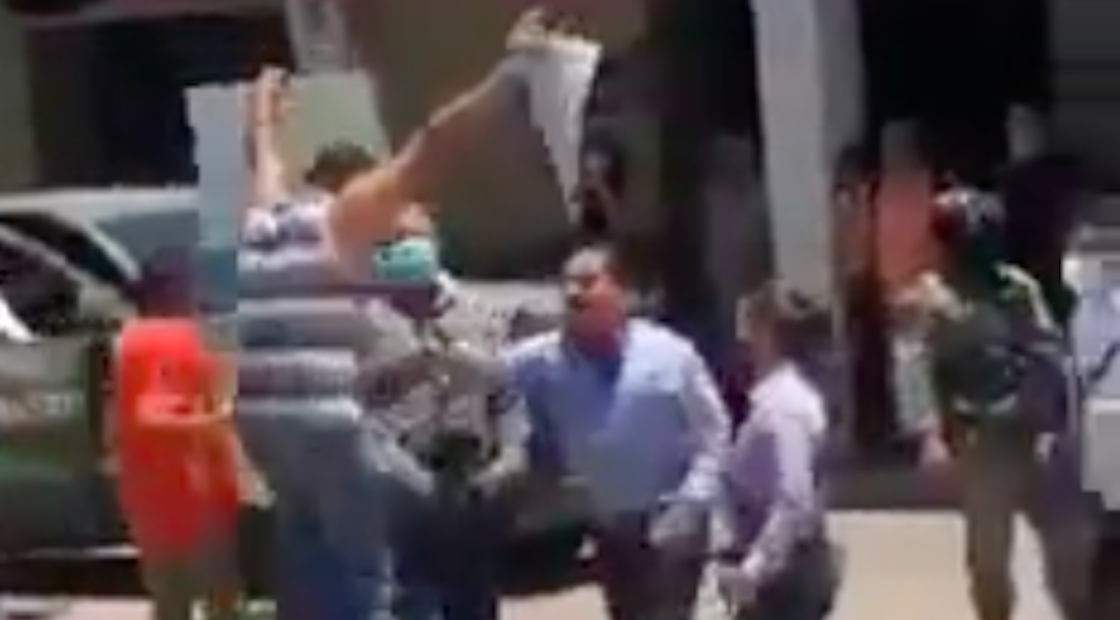 silvano-aureoles-gobernador-michoacan-agrede-manifestante