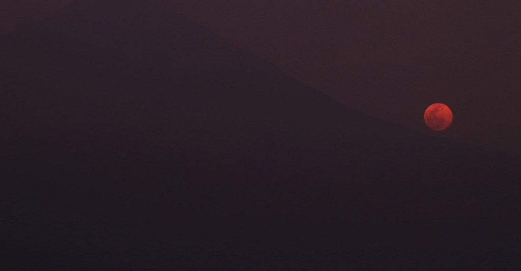 JUCHITEPEC, ESTADO DE MÉXICO, 26ABRIL2021.- Puntual la luna llena de abril emerge detrás de la cuesta sur del volcán Popocatépetl. Es la primera de dos super lunas del 2021; la segunda ocurrirá el 26 de mayo. La luna rosa será la segunda luna llena más cercana a la tierra ya que se encuentra a una distancia de 357,615 kilómetros de nuestro planeta. La imagen tomada desde la cima del volcán extinto Huipilo a 2830 metros sobre el nivel del mar.