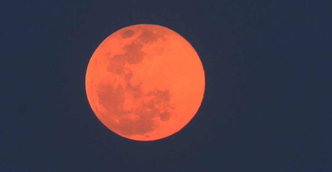 JUCHITEPEC, ESTADO DE MÉXICO, 26ABRIL2021.- Puntual la luna llena de abril emerge detrás de la cuesta sur del volcán Popocatépetl. Es la primera de dos super lunas del 2021; la segunda ocurrirá el 26 de mayo. La luna rosa será la segunda luna llena más cercana a la tierra ya que se encuentra a una distancia de 357,615 kilómetros de nuestro planeta. La imagen tomada desde la cima del volcán extinto Huipilo a 2830 metros sobre el nivel del mar.