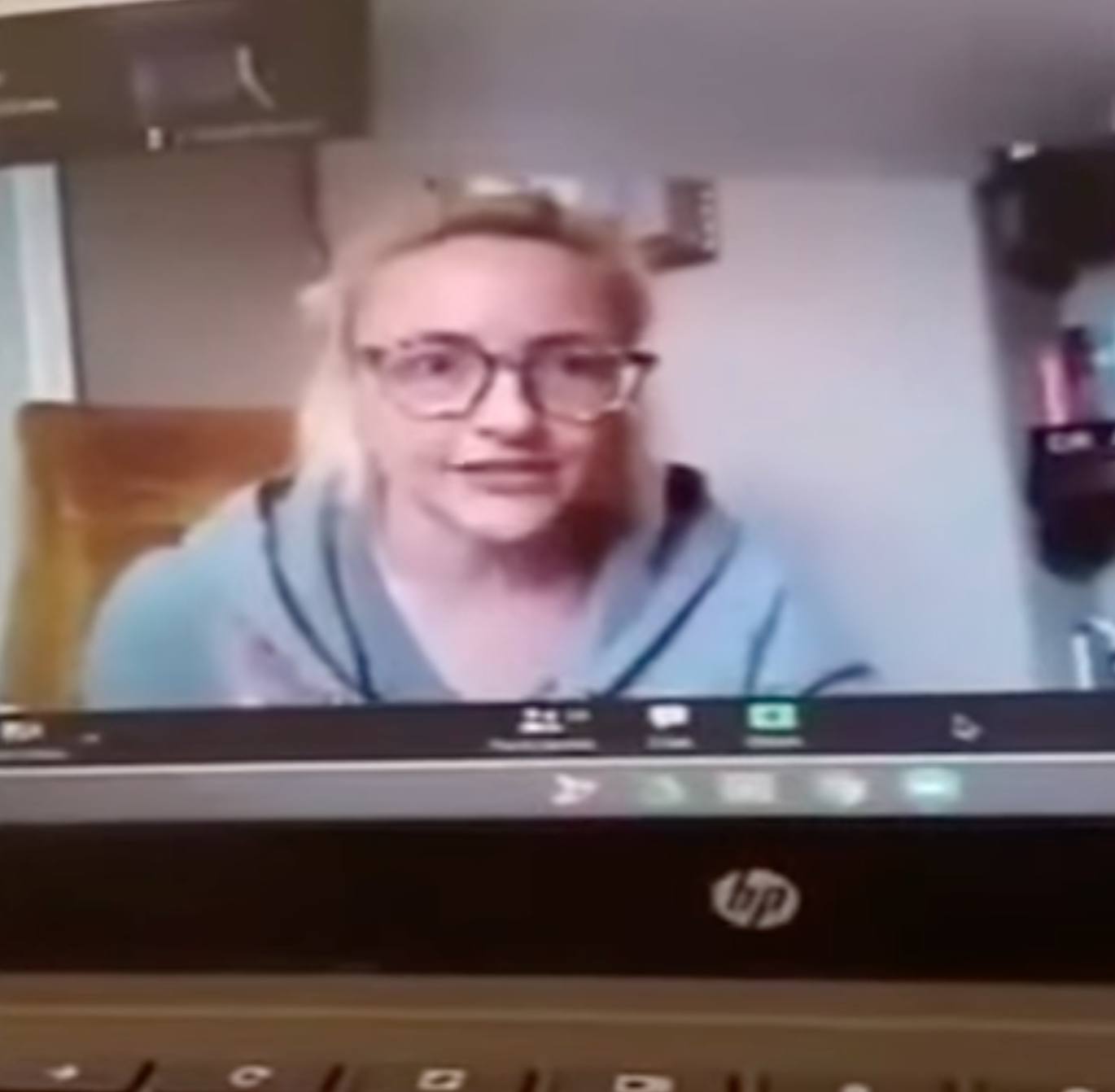 Suspenden a maestra por gritarle a sus alumnos en plena clase virtual