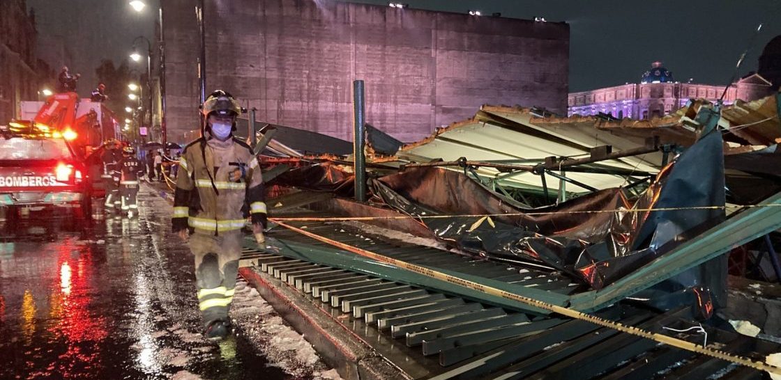 CIUDAD DE MÉXICO, 28ABRIL2021.- Esta noche se registró fuerte lluvia acompañada de granizo que dejó las calles del Centro histórico incluyendo el Zócalo capitalino inundados de granizo. Entre los daños que se reportaron fue la caída de una de las estructuras del Templo mayor, recién reaperturada hace un par de días.