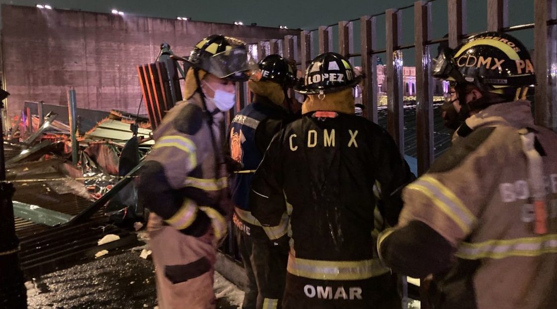 CIUDAD DE MÉXICO, 28ABRIL2021.- Esta noche se registró fuerte lluvia acompañada de granizo que dejó las calles del Centro histórico incluyendo el Zócalo capitalino inundados de granizo. Entre los daños que se reportaron fue la caída de una de las estructuras del Templo mayor, recién reaperturada hace un par de días.