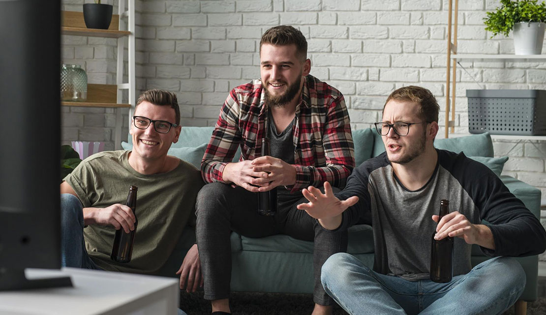 tres-amigos-bebiendo-cerveza