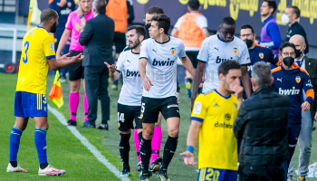 Jugadores del Valencia abandonan el juego contra el Cádiz por racismo a Mouctar Diakhaby