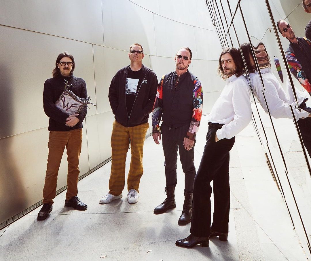 Weezer se lanza contra un conocido sitio web musical en su nueva rola "Tell Me What You Want"