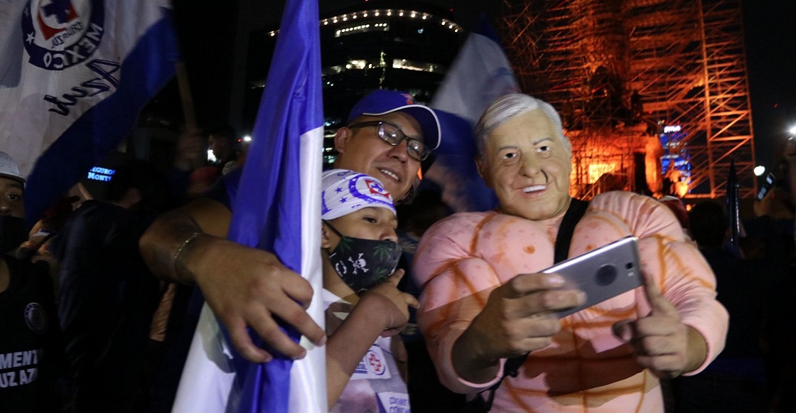 CIUDAD DE MÉXICO, 30MAYO2021.- Aficionados del Cruz Azul celebran la victoria de su equipo sobre el equipo de Santos con el que obtuvieron su novelo títulos tras 23 años de sequía, el marcador en el Estadio Azteca fue un empate a un gol pero la máquina se llevó la victoria tras su gol en el juego de Ida.