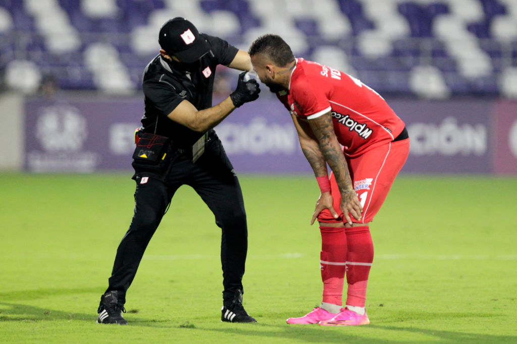 Jugadores afectados por gases lacrimógeno