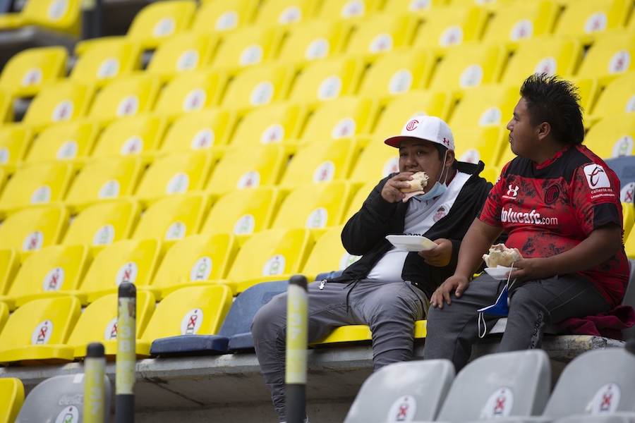 Aficionados en el Estadio Azteca