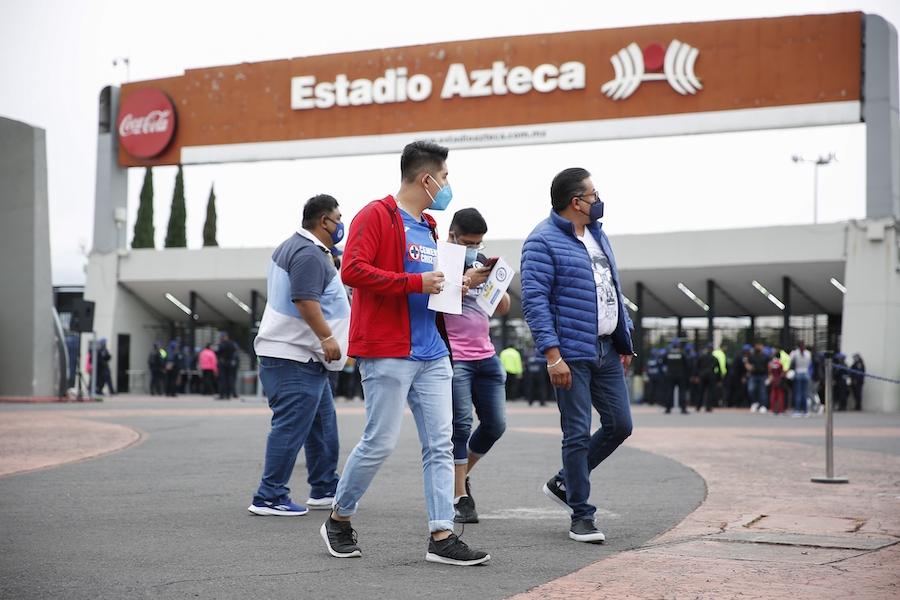 Aficionados en el Estadio Azteca