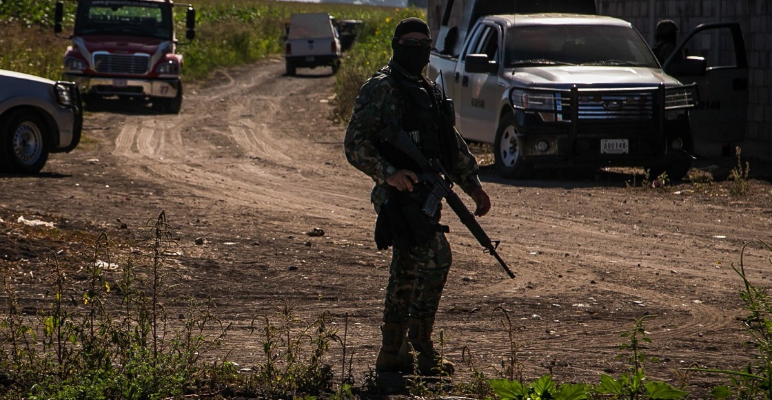 COSTA RICA, SINALOA 21ENERO2015.- Una persona sin vida dejo como saludo un enfrentamiento entre presuntos delincuentes y elementos de la marina armada de México. Los hechos se registraron a un costado del ejido Santa Lucía en la sindicatura del Costa Rica. En el lugar Se aseguraron dos vehículos, una camioneta Mazda y una Chevrolet Trax con placas de Sonora. Las personas que acompañaban a la víctima se dieron a la fuga en medio de las siembras de maíz.