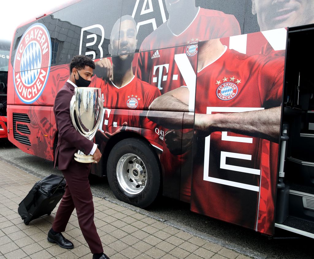Gnabry con la Supercopa de Europa