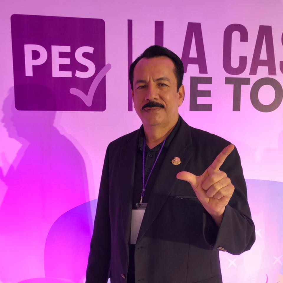 Candidato del PES en Sinaloa hace campaña con chaleco antibalas