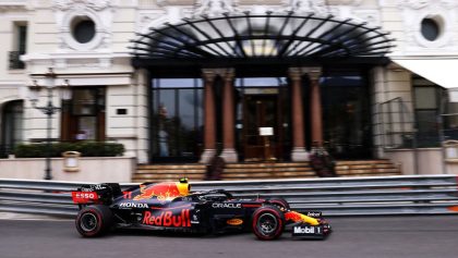 Checo Pérez largará noveno en el GP de Mónaco; Leclerc chocó y se quedó con la pole