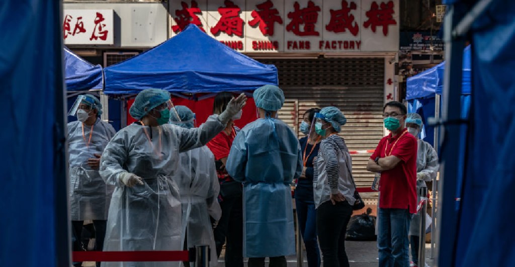 Vuelve el confinamiento a China: "Cierran" barrio de Guangzhou por brote de COVID-19