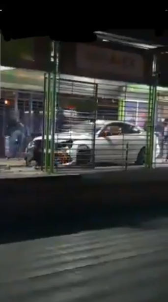 Meten auto de lujo en estación del Mexibús por viajar ebrios... y huyen