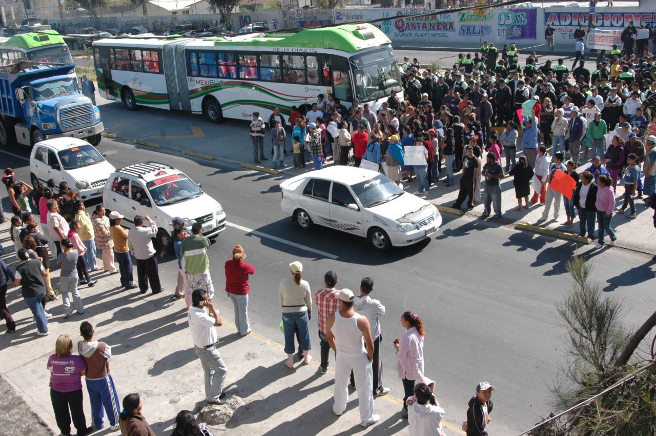 Meten auto de lujo en estación del Mexibús por viajar ebrios... y huyen