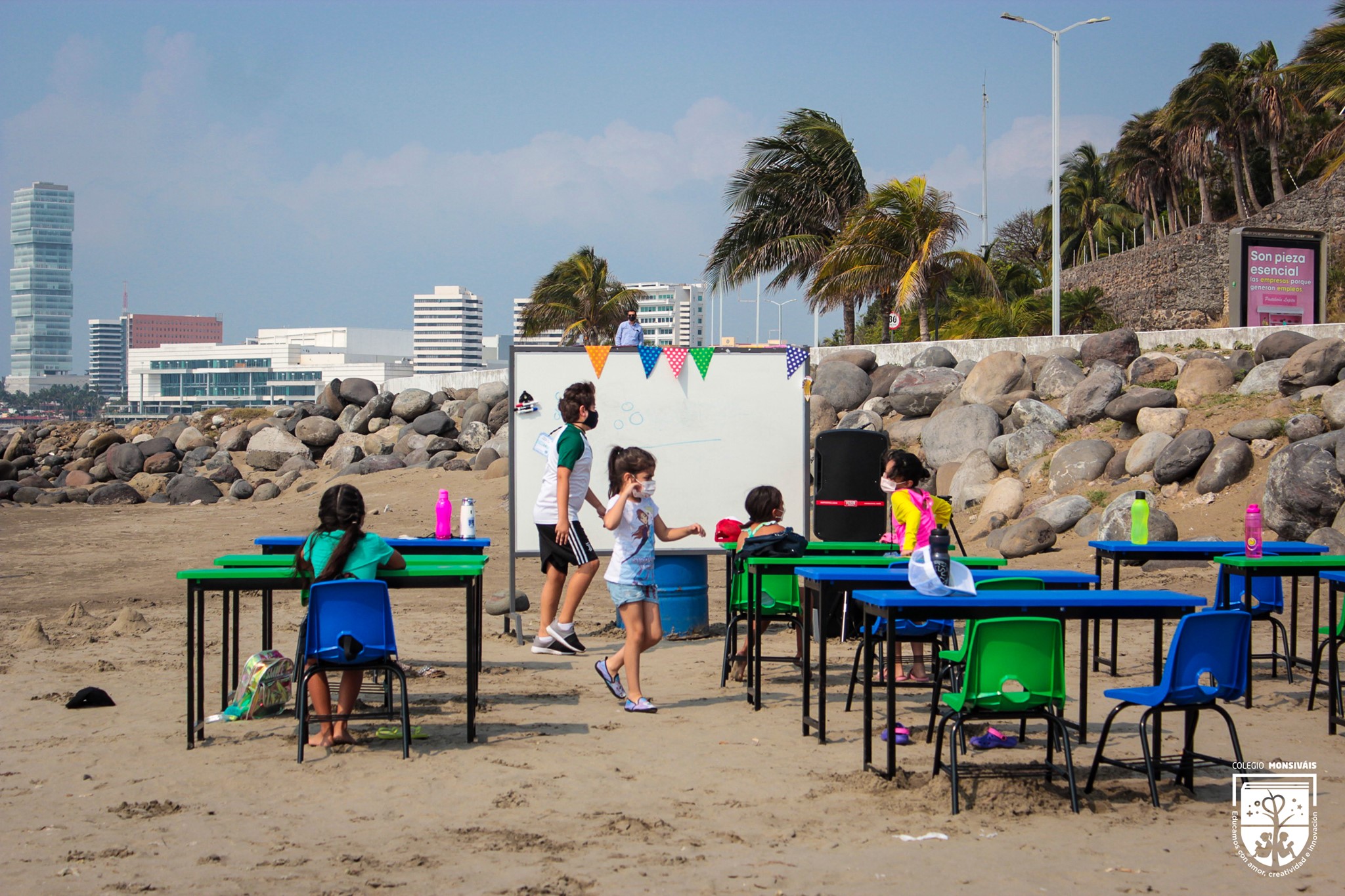 Colegio privado de Veracruz regresó a clases presenciales en una playa