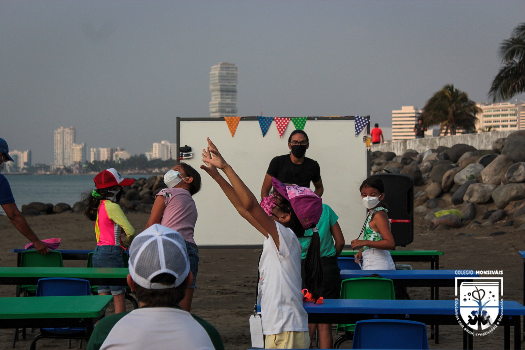 Colegio privado de Veracruz regresó a clases presenciales en una playa